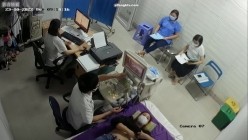 黑客破解医院妇科监控摄像头偷拍 男医生做B超阴超磨蹭温柔插入眼镜少妇不好意思看 截图16