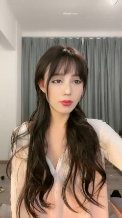 女神降临，明星气质顶级身材，人气大美人【小福贵儿】罕见大尺度，裸艳舞诱惑、道具紫薇、无套啪啪，高潮脸爽死人 截图2