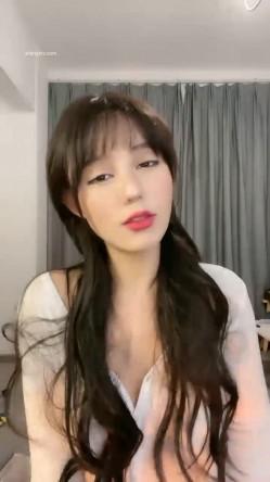 女神降临，明星气质顶级身材，人气大美人【小福贵儿】罕见大尺度，裸艳舞诱惑、道具紫薇、无套啪啪，高潮脸爽死人 截图3