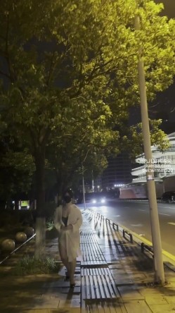 《最新泄密 反差尤物》推特极品网红巨乳女神【九儿温柔妹妹】定制私拍，人来人往公路上透明情趣露出放尿无水原版 截图1