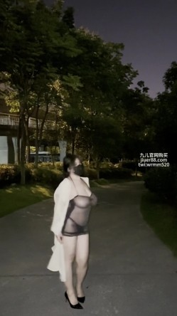 《最新泄密 反差尤物》推特极品网红巨乳女神【九儿温柔妹妹】定制私拍，人来人往公路上透明情趣露出放尿无水原版 截图3