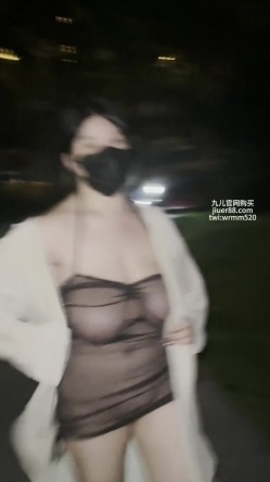 《最新泄密 反差尤物》推特极品网红巨乳女神【九儿温柔妹妹】定制私拍，人来人往公路上透明情趣露出放尿无水原版 截图10