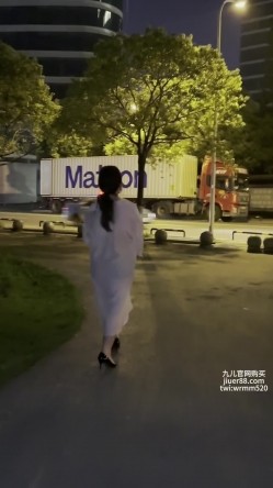 《最新泄密 反差尤物》推特极品网红巨乳女神【九儿温柔妹妹】定制私拍，人来人往公路上透明情趣露出放尿无水原版 截图11