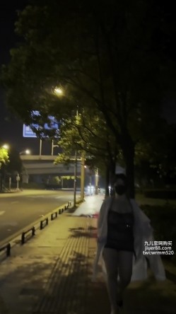 《最新泄密 反差尤物》推特极品网红巨乳女神【九儿温柔妹妹】定制私拍，人来人往公路上透明情趣露出放尿无水原版 截图12