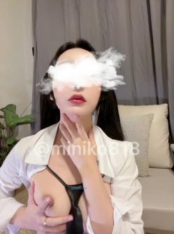土豪重金定制福利，颜值气质不输明星，推特女神【米妮子】私拍，罕见白虎馒头逼道具炮机紫薇狂喷水，撸点超高 截图7
