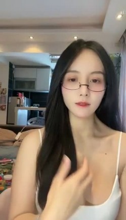 重磅！顶级绿播下海~【棉MM】全网最美女神！绝对秒射~狂撸~眼镜反差婊， 这对大白兔强烈推荐！！ 截图2