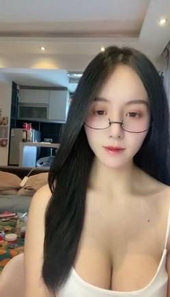重磅！顶级绿播下海~【棉MM】全网最美女神！绝对秒射~狂撸~眼镜反差婊， 这对大白兔强烈推荐！！ 截图3
