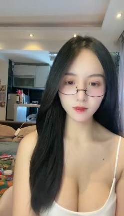 重磅！顶级绿播下海~【棉MM】全网最美女神！绝对秒射~狂撸~眼镜反差婊， 这对大白兔强烈推荐！！ 截图4