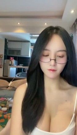 重磅！顶级绿播下海~【棉MM】全网最美女神！绝对秒射~狂撸~眼镜反差婊， 这对大白兔强烈推荐！！ 截图6