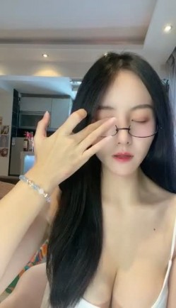 重磅！顶级绿播下海~【棉MM】全网最美女神！绝对秒射~狂撸~眼镜反差婊， 这对大白兔强烈推荐！！ 截图7