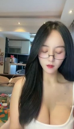 重磅！顶级绿播下海~【棉MM】全网最美女神！绝对秒射~狂撸~眼镜反差婊， 这对大白兔强烈推荐！！ 截图8