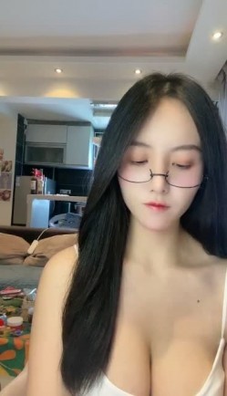 重磅！顶级绿播下海~【棉MM】全网最美女神！绝对秒射~狂撸~眼镜反差婊， 这对大白兔强烈推荐！！ 截图10