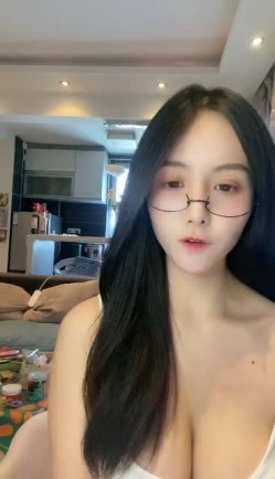 重磅！顶级绿播下海~【棉MM】全网最美女神！绝对秒射~狂撸~眼镜反差婊， 这对大白兔强烈推荐！！ 截图11