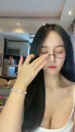 重磅！顶级绿播下海~【棉MM】全网最美女神！绝对秒射~狂撸~眼镜反差婊， 这对大白兔强烈推荐！！ 截图13