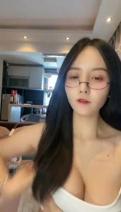 重磅！顶级绿播下海~【棉MM】全网最美女神！绝对秒射~狂撸~眼镜反差婊， 这对大白兔强烈推荐！！ 截图14