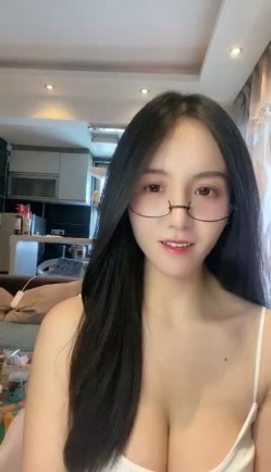 重磅！顶级绿播下海~【棉MM】全网最美女神！绝对秒射~狂撸~眼镜反差婊， 这对大白兔强烈推荐！！ 截图15