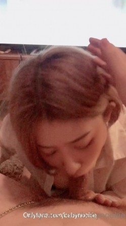 泰国零零后巨乳淫欲痴女「babynookie」OF露脸性爱私拍 巨骚！户外露出商场厕所自慰单男约炮 截图10