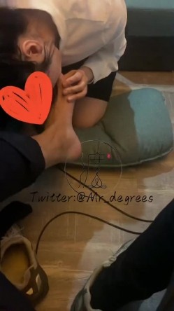 推特潮汕DOM绿帽调教大神【渡先生】私拍，各种羞辱M贱母狗，圣水口水毒龙吞精踩脸臭袜终极玩肏 截图15