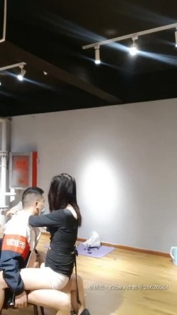 不一样的舞蹈老师，身材高挑又矫健的美艳舞蹈老师，趁着下课后的时间，在舞蹈室内和学院做活塞运动，啊啊啊响彻屋子 截图1