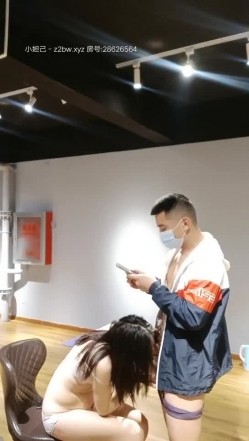 不一样的舞蹈老师，身材高挑又矫健的美艳舞蹈老师，趁着下课后的时间，在舞蹈室内和学院做活塞运动，啊啊啊响彻屋子 截图4