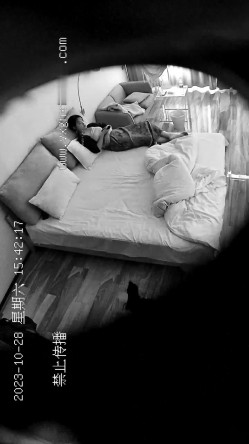 安防酒店精品 ️偷拍年轻美少妇下午幽会帅哥操完赶着回家吃晚饭 截图1