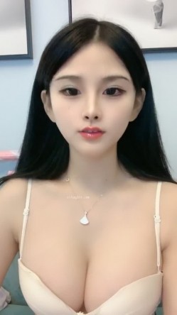 女神！仙女下凡的女神！重磅绿播女神下海，颜值高的不像真人啊，像漫画里走出来的女神，还有牛奶巨乳，妙硬主角 截图3