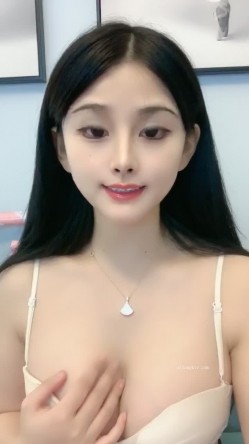 女神！仙女下凡的女神！重磅绿播女神下海，颜值高的不像真人啊，像漫画里走出来的女神，还有牛奶巨乳，妙硬主角 截图4