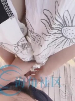 原创海角大神【妹妹的第一次给了我】付费钻石贴！各种野战，妹妹和男友开视频 截图7