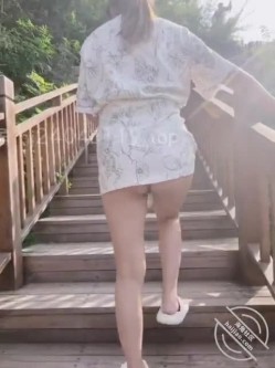 原创海角大神【妹妹的第一次给了我】付费钻石贴！各种野战，妹妹和男友开视频 截图8