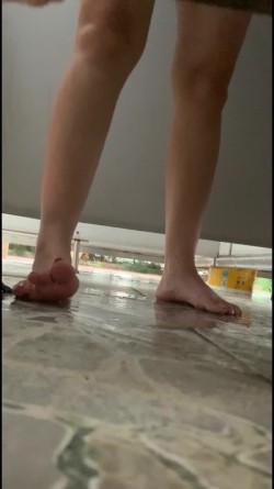 大神潜入海边浴场冒死偷拍 多位美女冲凉洗澡换衣服 截图1