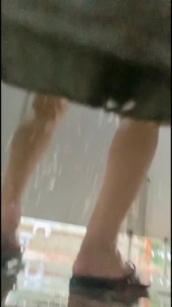 大神潜入海边浴场冒死偷拍 多位美女冲凉洗澡换衣服 截图2