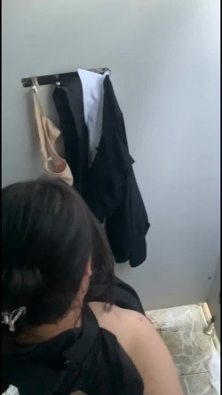 大神潜入海边浴场冒死偷拍 多位美女冲凉洗澡换衣服 截图14