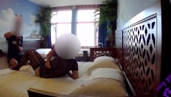 硬核户外真实勾引骚女【性感小猫咪】，路边大胆自慰，街上人来人往旁边就坐着陌生人 截图2
