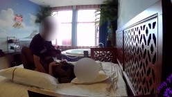 硬核户外真实勾引骚女【性感小猫咪】，路边大胆自慰，街上人来人往旁边就坐着陌生人 截图3