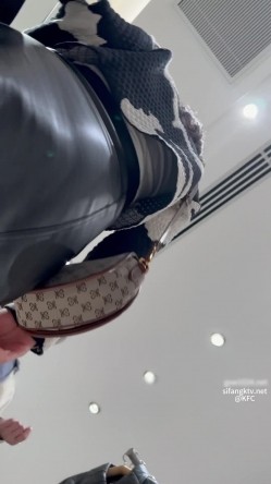 大神商场尾随偷拍 ️无内美女独自逛街 黑丝包裹着翘臀够骚 最后大胆开闪光灯拍摄 截图2