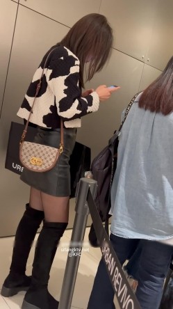 大神商场尾随偷拍 ️无内美女独自逛街 黑丝包裹着翘臀够骚 最后大胆开闪光灯拍摄 截图6