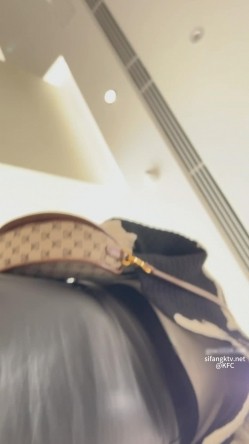 大神商场尾随偷拍 ️无内美女独自逛街 黑丝包裹着翘臀够骚 最后大胆开闪光灯拍摄 截图12