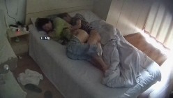 学城附近钟点炮房 摄像头偷拍学生情侣渣男趁白袜女友不注意取下套子内射两次 截图2