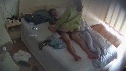 学城附近钟点炮房 摄像头偷拍学生情侣渣男趁白袜女友不注意取下套子内射两次 截图5