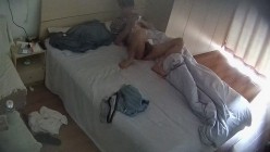 学城附近钟点炮房 摄像头偷拍学生情侣渣男趁白袜女友不注意取下套子内射两次 截图6