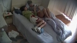 学城附近钟点炮房 摄像头偷拍学生情侣渣男趁白袜女友不注意取下套子内射两次 截图8