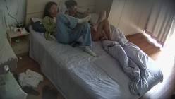 学城附近钟点炮房 摄像头偷拍学生情侣渣男趁白袜女友不注意取下套子内射两次 截图9