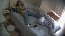 学城附近钟点炮房 摄像头偷拍学生情侣渣男趁白袜女友不注意取下套子内射两次 截图12