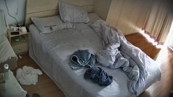 学城附近钟点炮房 摄像头偷拍学生情侣渣男趁白袜女友不注意取下套子内射两次 截图15
