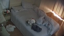 学城附近钟点炮房 摄像头偷拍学生情侣渣男趁白袜女友不注意取下套子内射两次 截图16