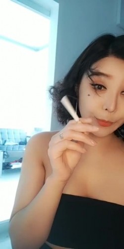 骚气网红脸妹子逼逼抽烟自慰秀 手指扣菊花肛塞爆菊近距离特写 截图4