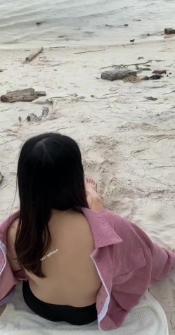 推特大奶露脸女菩萨【丸子原创】裸舞，户外海边露出紫薇勾引路人，胆量惊人 截图1