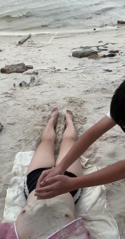 推特大奶露脸女菩萨【丸子原创】裸舞，户外海边露出紫薇勾引路人，胆量惊人 截图5
