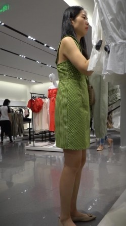 论坛VIP资源大师极限贴身CD超多漂亮小姐姐亮点多多各种骚丁露臀蕾丝骚内COSER美眉直接真空露逼 截图2
