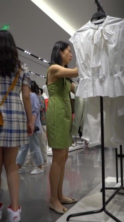 论坛VIP资源大师极限贴身CD超多漂亮小姐姐亮点多多各种骚丁露臀蕾丝骚内COSER美眉直接真空露逼 截图5